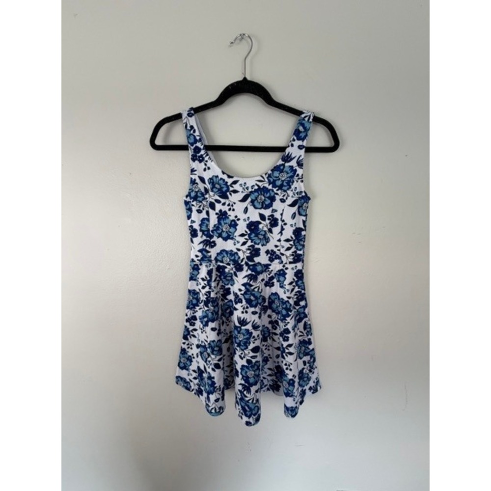 H&M Blue Floral Skater Dress White Sleeveless Fit and Flare Scoop Neck Size 6